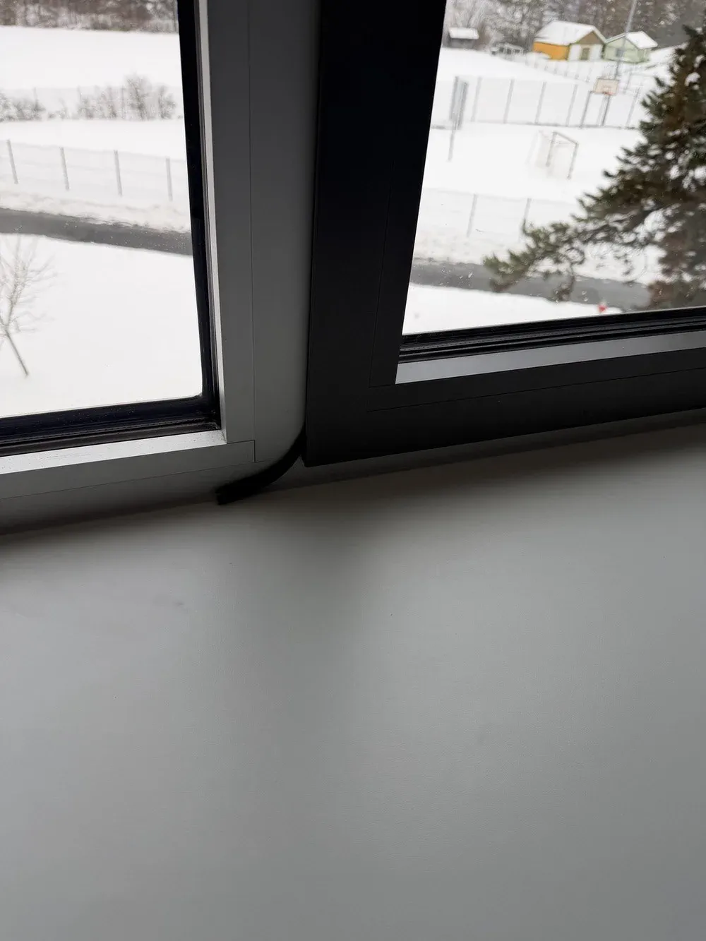 Privathaushalte: Fenster mit Fensterbank, Blick in den verschneiten Garten