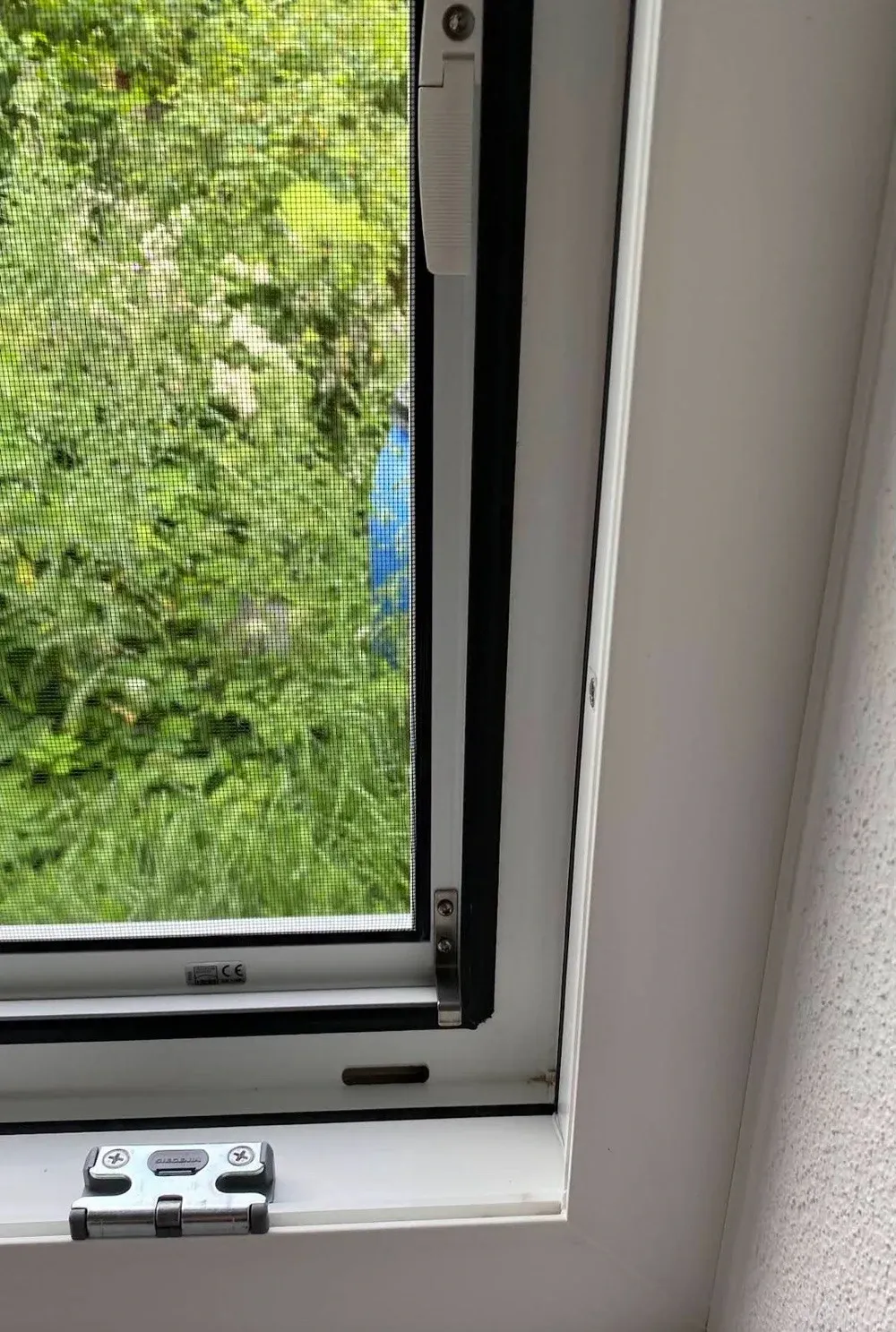 Insektenschutz: Insektenschutzrollo mit Führungsschienen am Fensterflügel