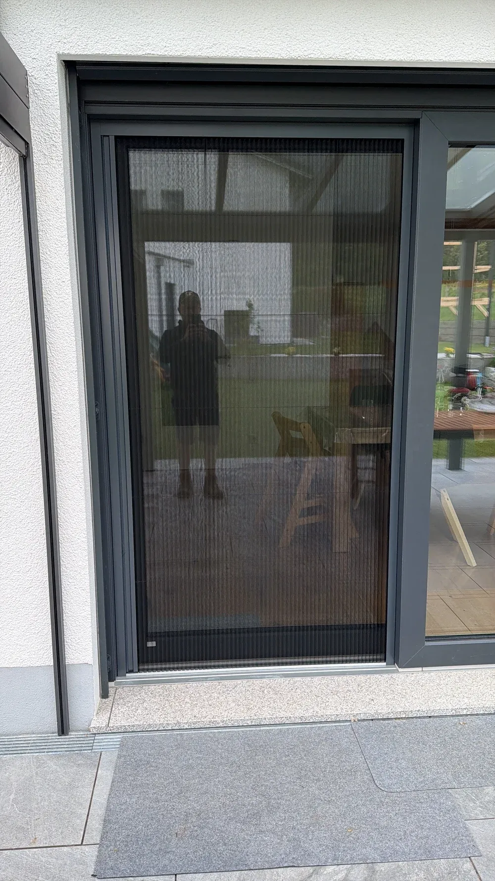 Insektenschutz: Insektenschutz-Schiebeanlage vor einer Terrassentür